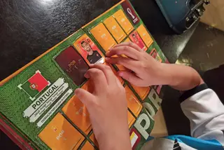 Sebastian a colar o cromo de Diogo Costa