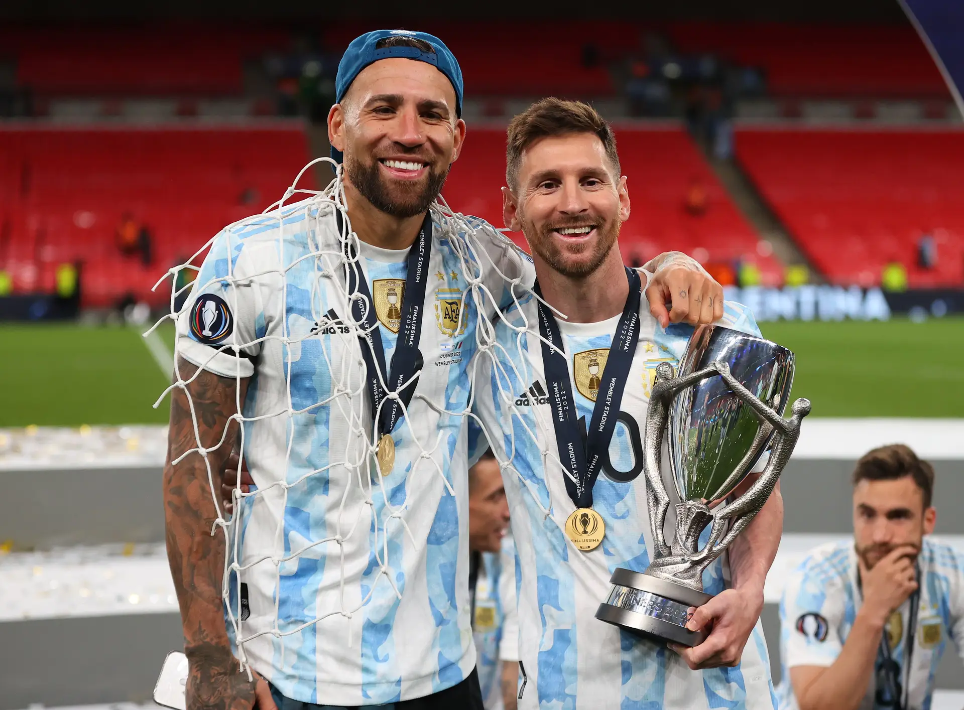 Otamendi e Messi, com o troféu da Finalíssima, conquistada frente à Itália