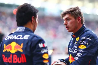 Quem ganha a corrida dos egos na F1? O já campeão Verstappen recusou-se a deixar passar Pérez, mas garante que o ajudará na última corrida