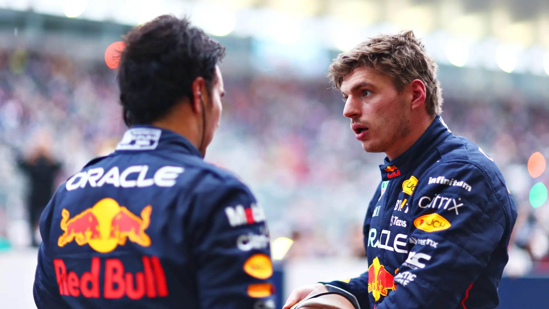 Quem ganha a corrida dos egos na F1? O já campeão Verstappen recusou-se a deixar passar Pérez, mas garante que o ajudará na última corrida