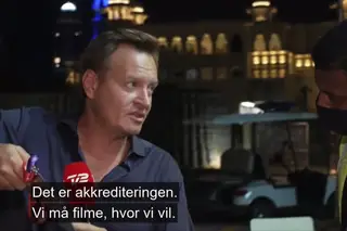 Jornalista dinamarquês foi ameaçado de que a câmara seria destruída se não parasse de filmar. Organização do Mundial já pediu desculpa