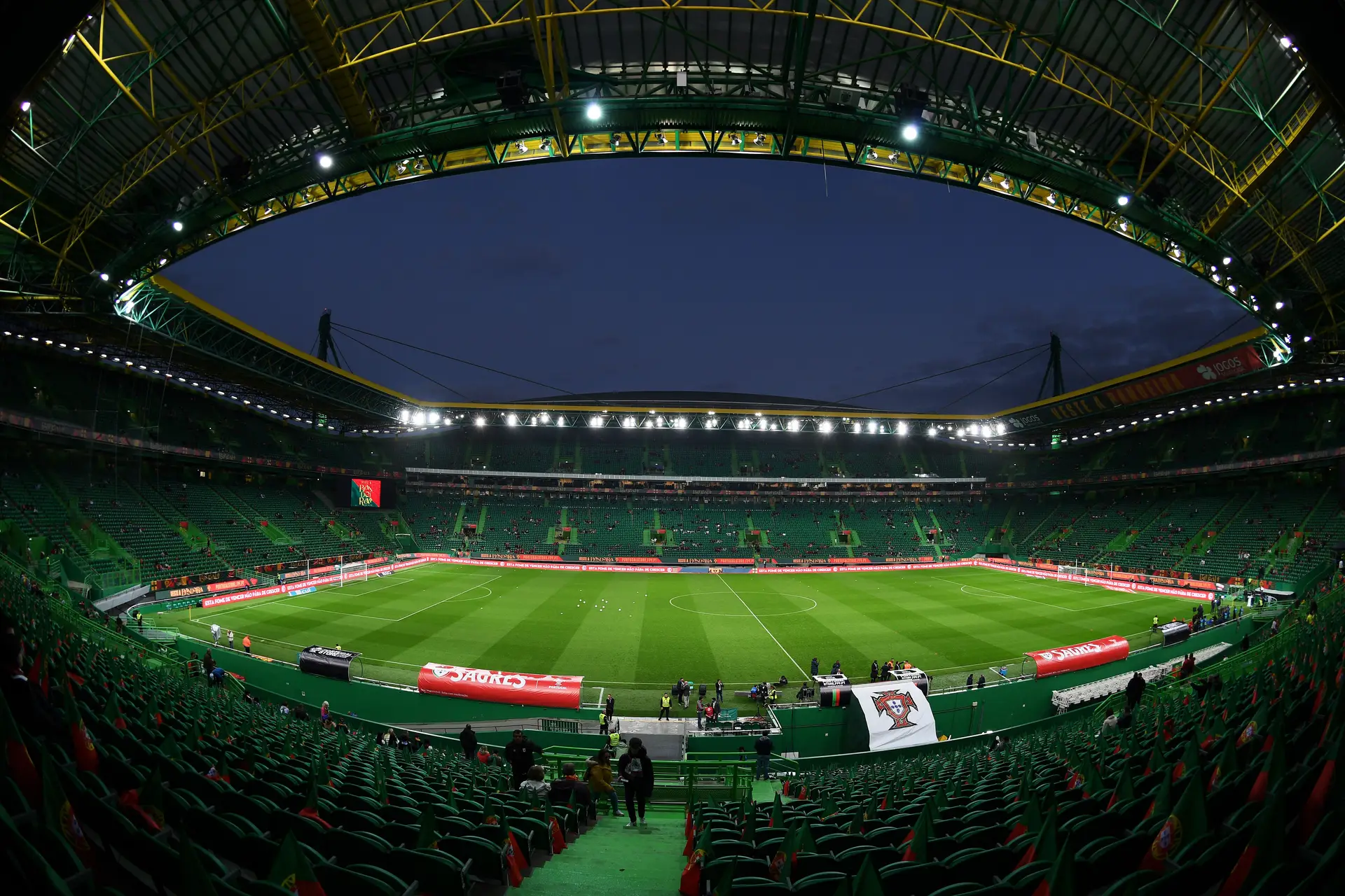 Uma história de passa-culpas entre FPF, UEFA, segurança e PSP: camisolas da Amnistia por direitos humanos no Catar não entraram em Alvalade