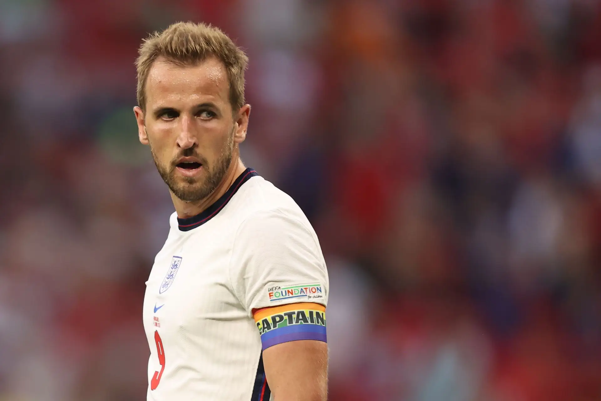 Harry Kane, capitão de Inglaterra, com uma braçadeira arco-íris