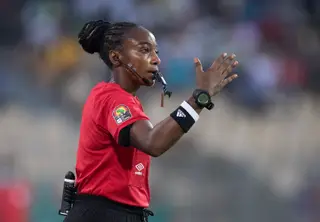 Salima Mukansanga é uma das três árbitras principais do Mundial 2022