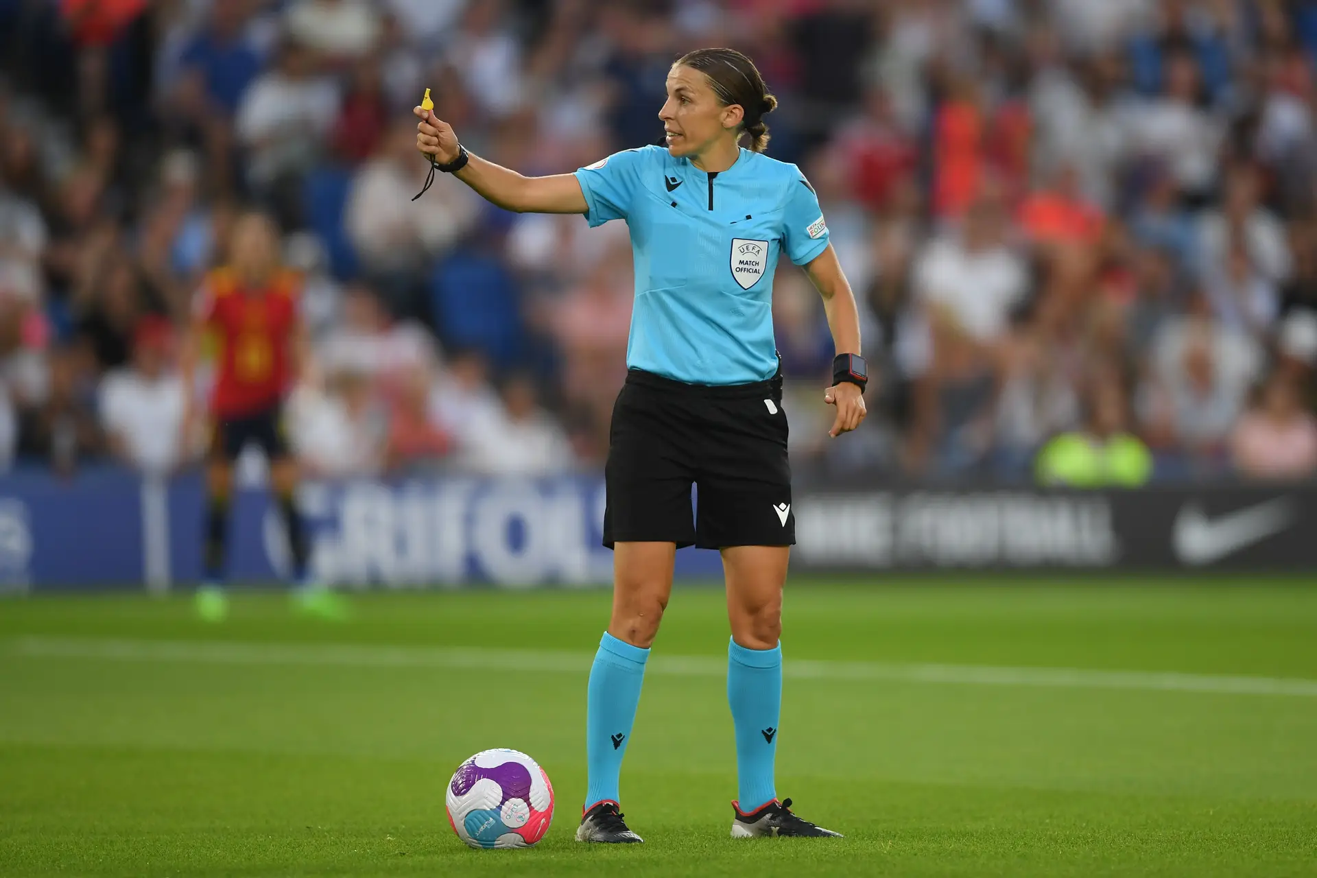 Maria tem 18 anos e há 4 que arbitra jogos de futebol