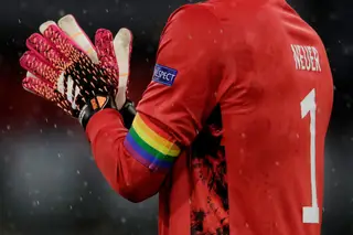 Neuer confirma que usará braçadeira arco-íris no Catar. Presidente da Federação Alemã “disposto a pagar pessoalmente” uma eventual multa
