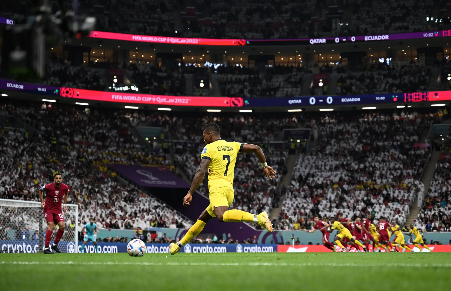 Menino Que Joga O Futebol - Tomando Um Lance Dentro Imagem de