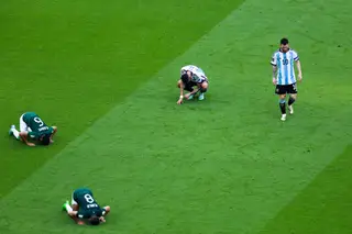 De joelhos pela desilusão ou ajoelhados pelo agradecimento religioso, a dicotomia que cabe num frame captado por Liu Lu, da VCG/Getty Images, no final do Arábia Saudita-Argentina que cravou neste Mundial a primeira inscrição esculpida com surpresa. E mostrou como as cabeças em baixo podem ter vários significados.