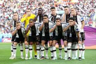 Quiseram calar os alemães, então os alemães taparam a boca pelos direitos humanos na foto da equipa que a FIFA não mostrou