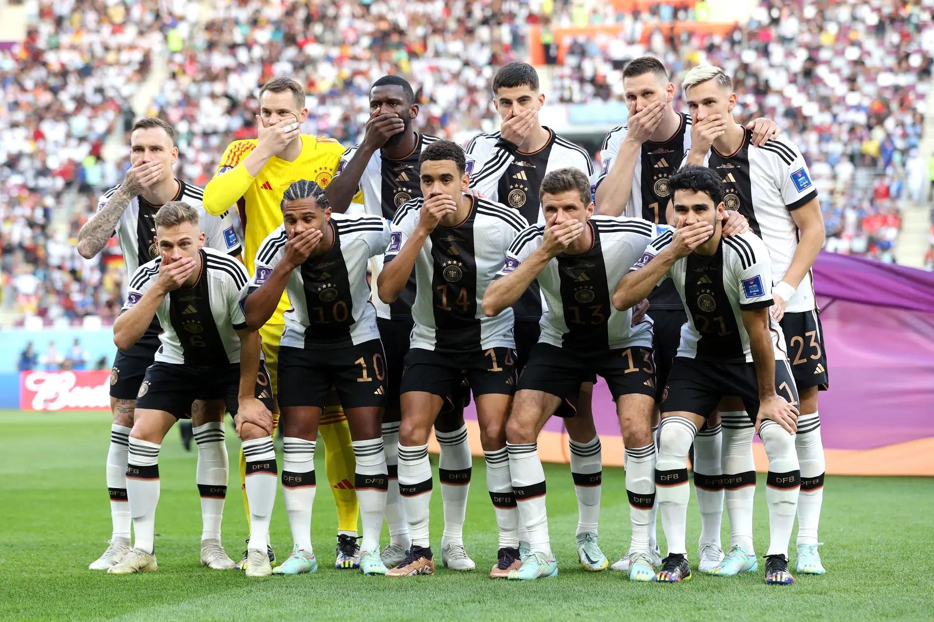 Quiseram calar os alemães, então os alemães taparam a boca pelos direitos humanos na foto da equipa que a FIFA não mostrou