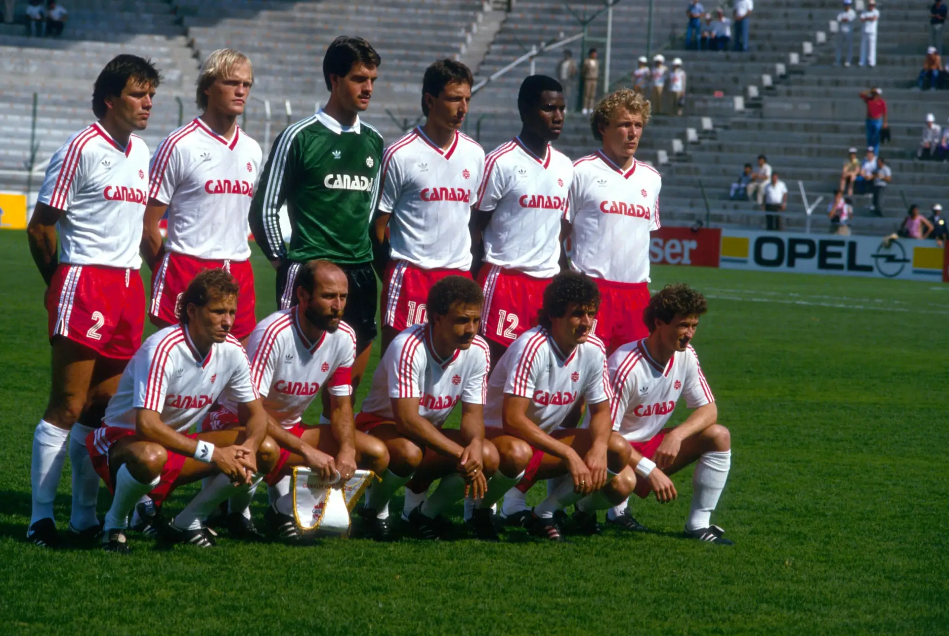 A seleção do Canadá antes do jogo contra a França em 1986, com Mike Sweeney, de pé, na ponta direita da imagem