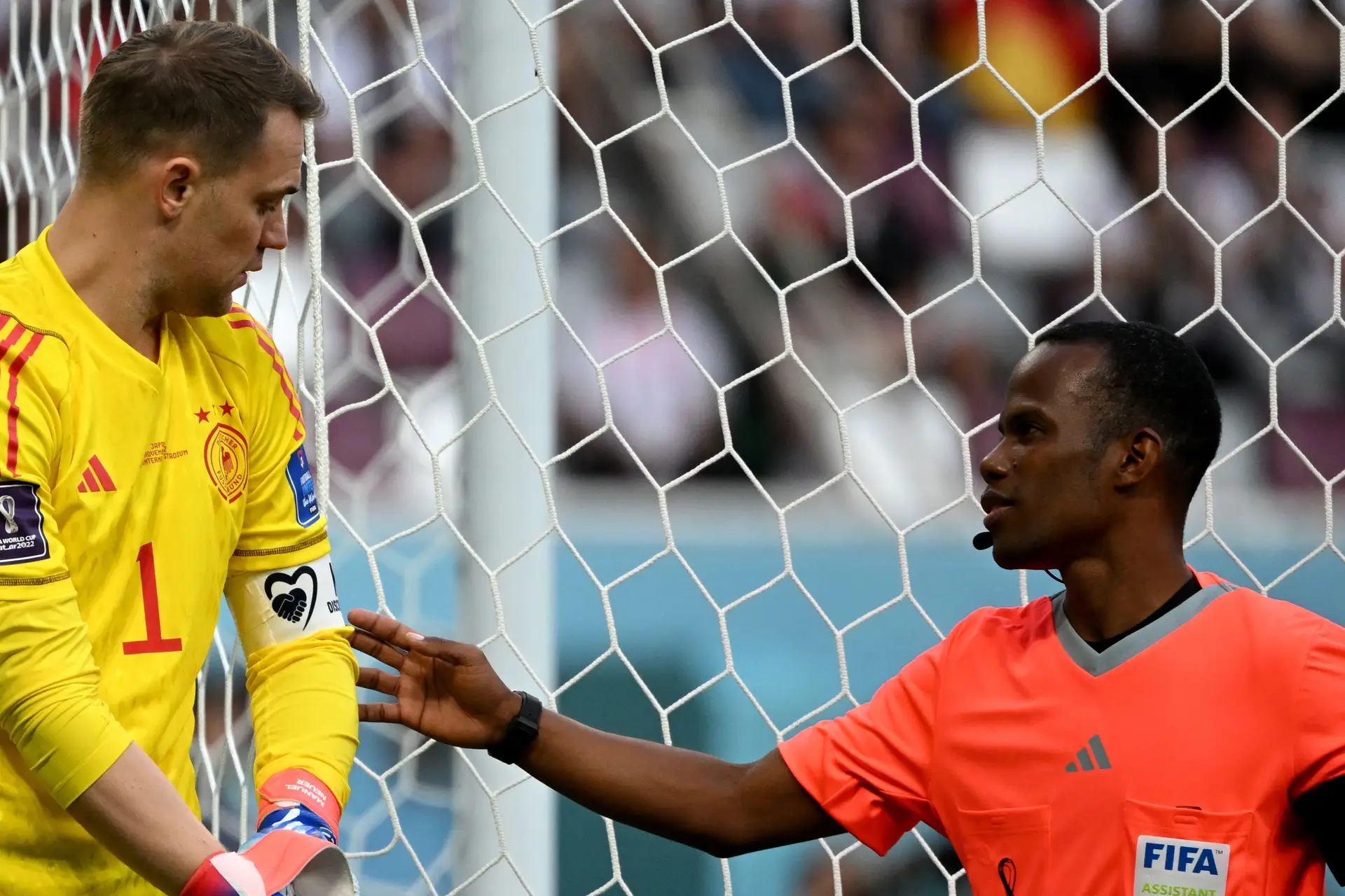 Quiseram calar os alemães, então os alemães taparam a boca pelos direitos humanos na foto da equipa que a FIFA não mostrou