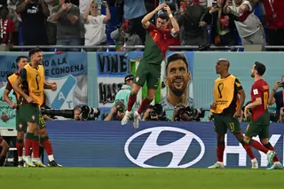 Uma coincidência caricata: Veja a fotografia de Ronaldo 'com' Messi no jogo de Portugal que está a correr a internet