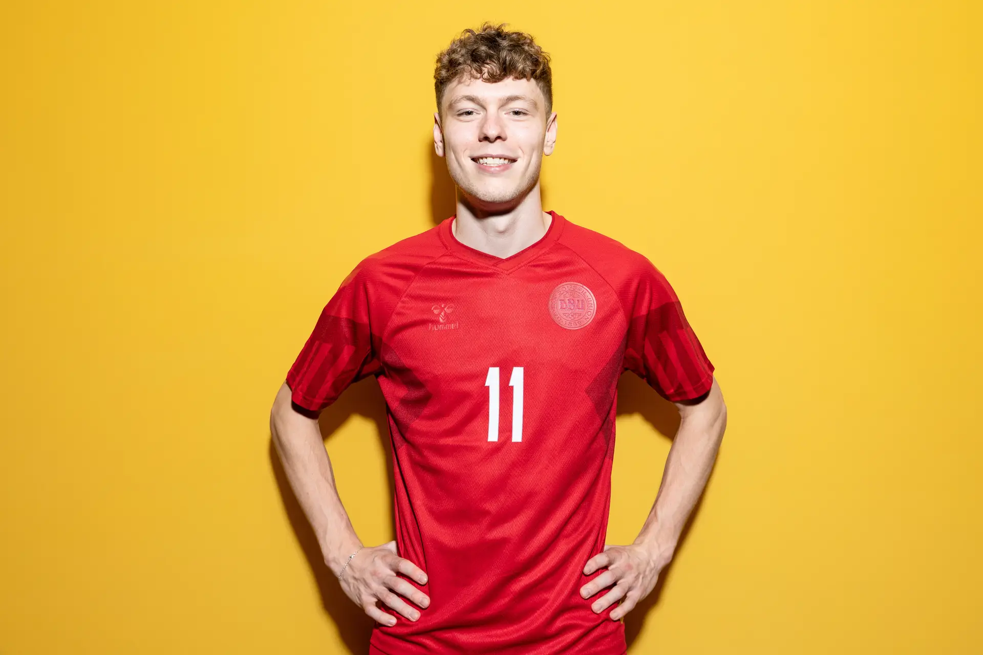 Aos 14 anos, um médico disse-lhe que teria que desistir do futebol. Depois, suspeitaram da sua (demasiada) altura, mas eis Skov Olsen