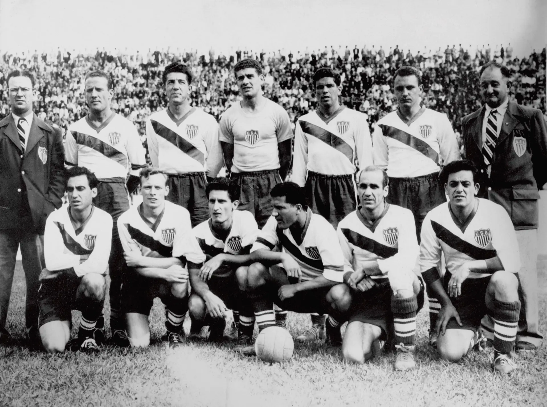 Joe Gaetjens é o quarto jogador (da esquerda para a direita) na fila de baixo. Apesar da bola no pé, notabilizou-se como cabeceador