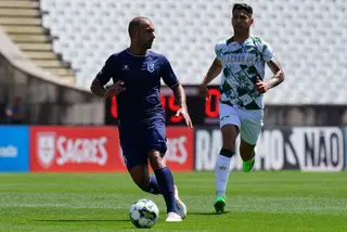 Esta época, em ação pela B SAD num jogo com o Moreirense