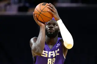 Neemias Queta a ser gigante na G-League: 38 pontos,18 ressaltos e uma exibição e pêras