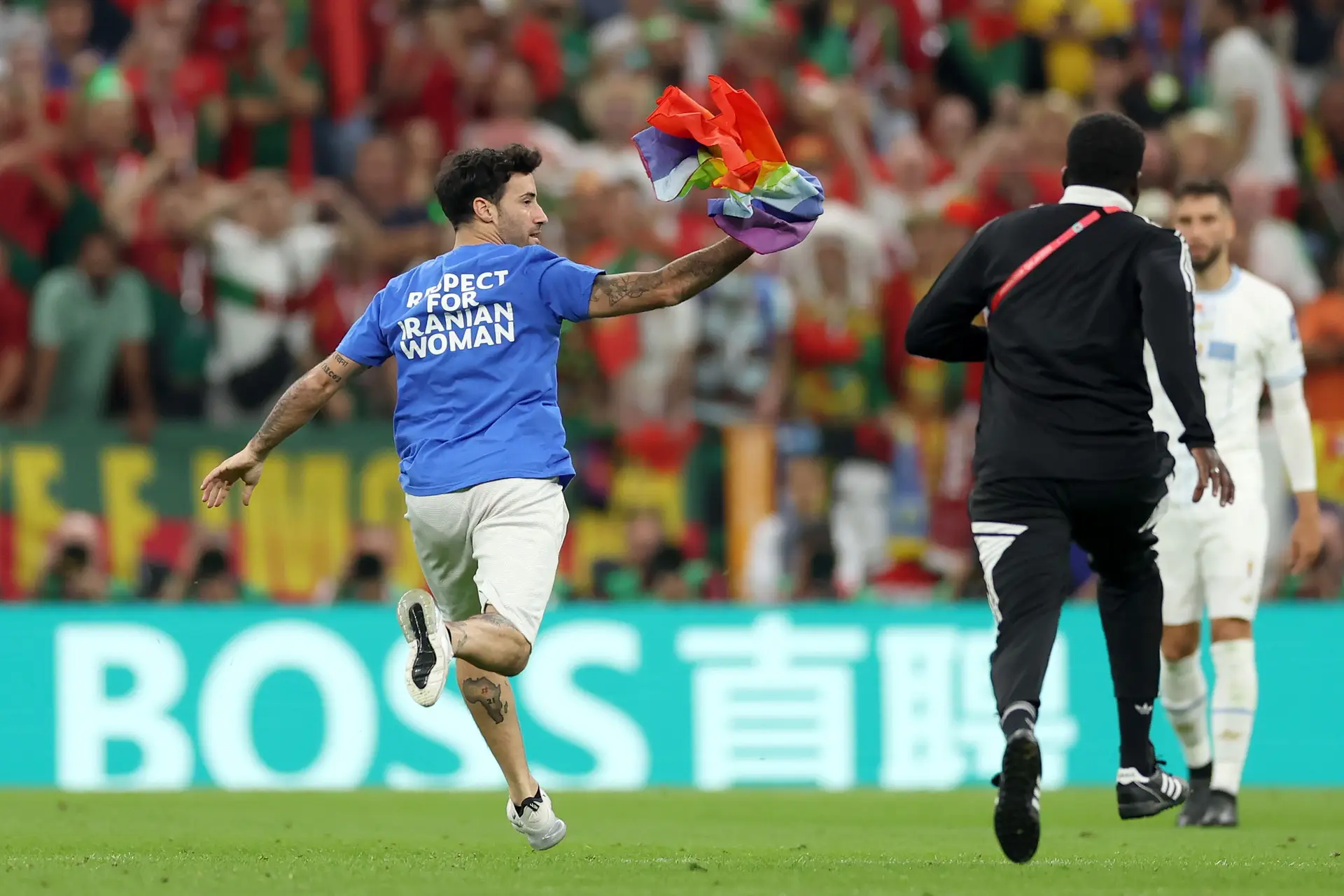 Um adepto invadiu o Portugal - Uruguai com uma bandeira arco-íris e mensagens pela Ucrânia e pelas mulheres iranianas (as fotos)