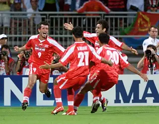 Hamid Estili festeja o 1-0 para o Irão em 1998