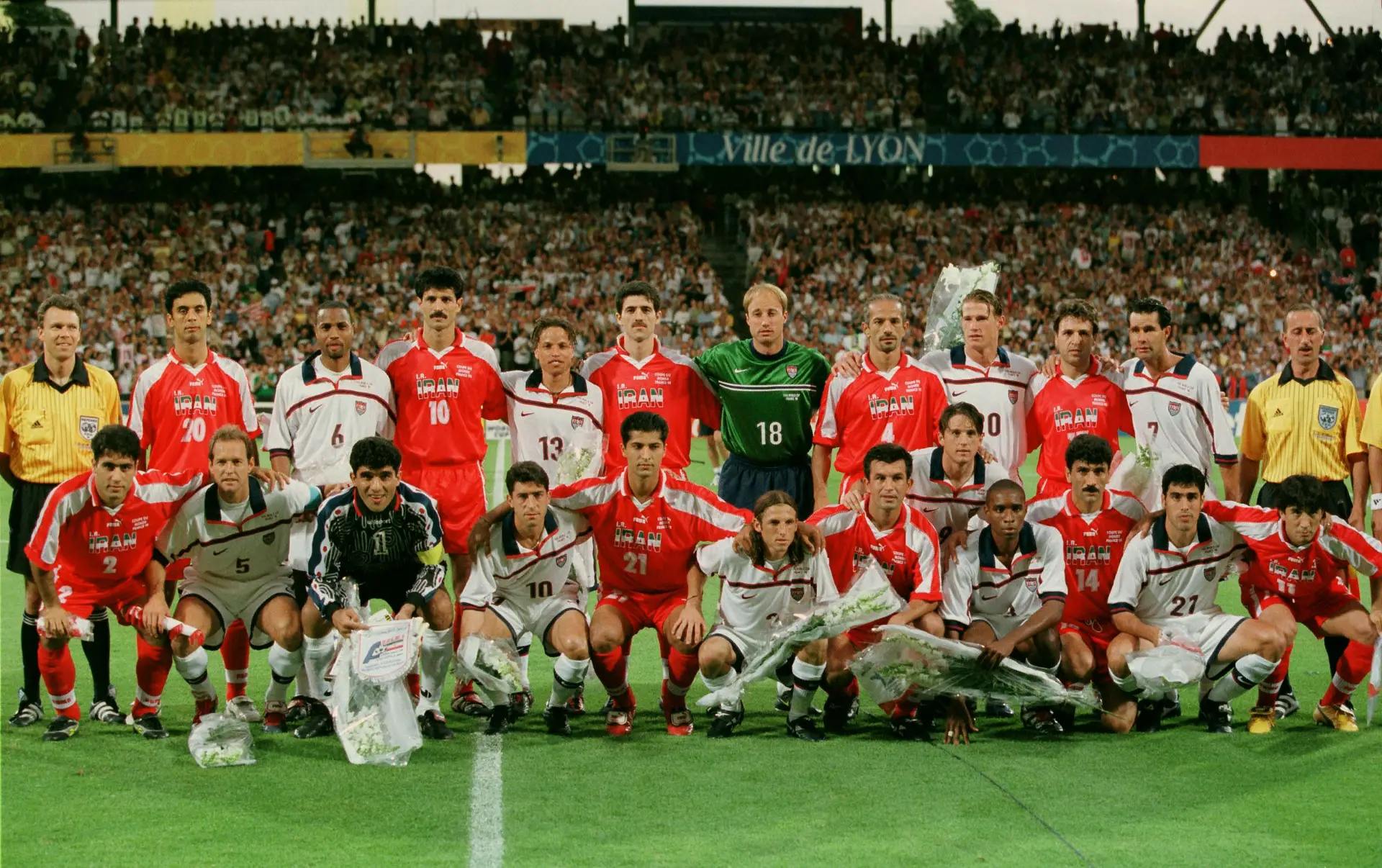 Depois do “jogo da paz” de 1998, o “Grande Satanás” reencontra o “Eixo do Mal”. E o Irão - EUA volta a estar carregado de tensão e política