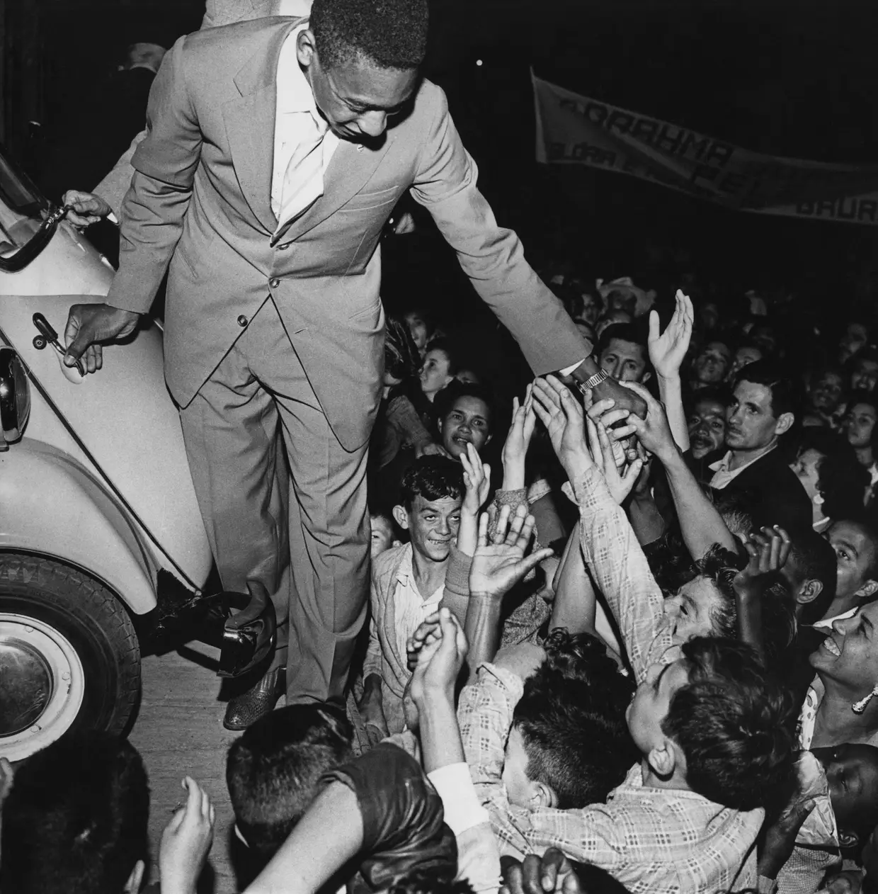A festejar a conquista do Mundial de 1958 com adeptos no Brasil