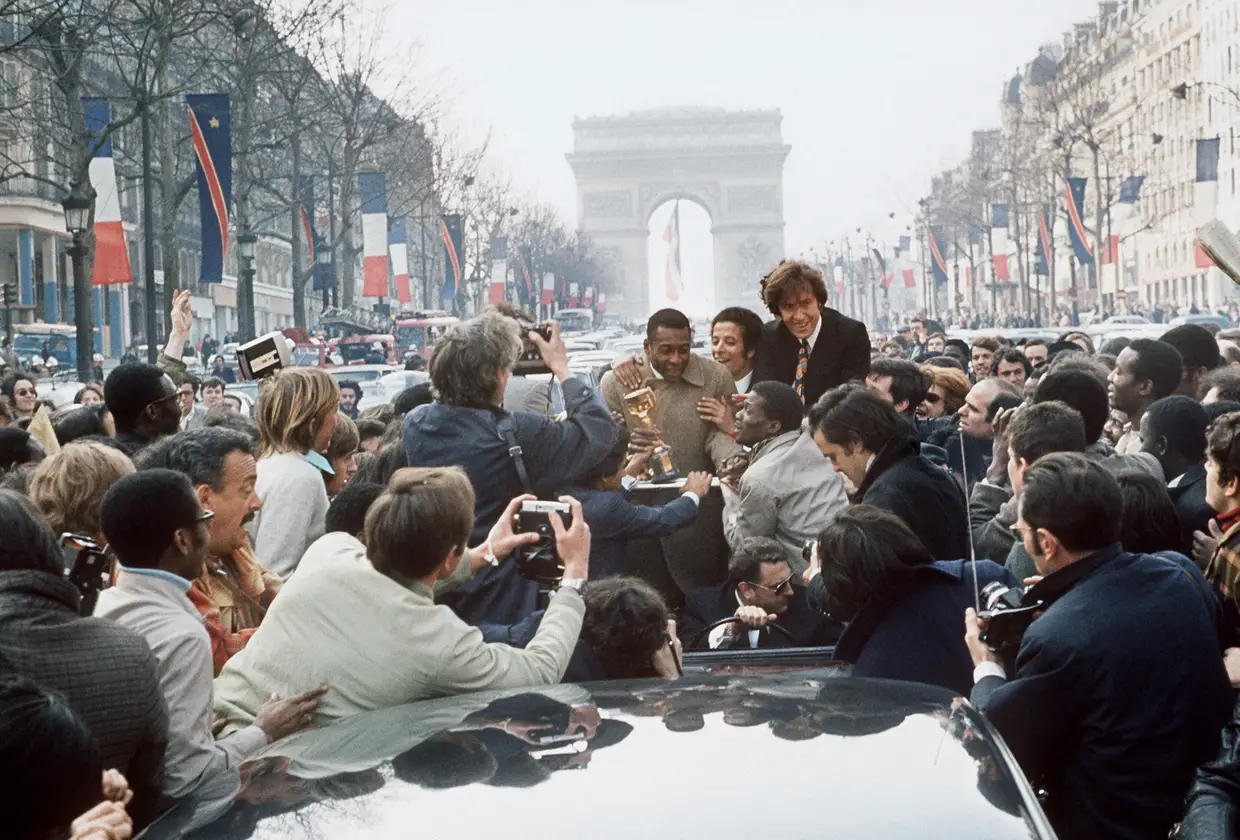 Recebido em Paris em 1971, com o Arco do Triunfo como pano de fundo
