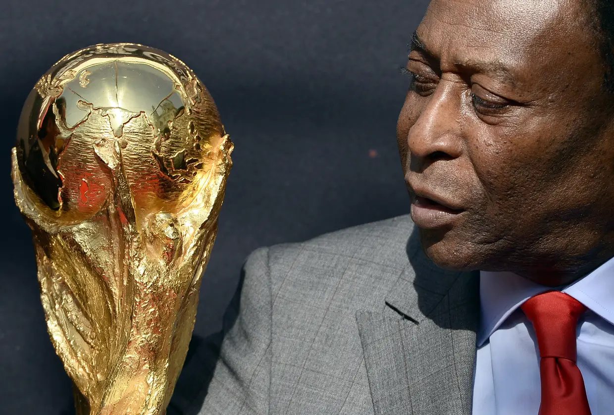 Não foi este o troféu, mas Pelé levantou a taça de campeão do mundo em três ocasiões