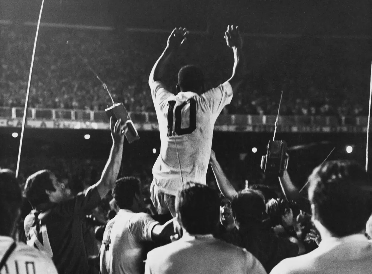 A festejar o golo 1000 no Maracanã, em novembro de 1969