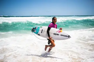 ‘Morrer’ na praia é isto: na final da derradeira prova, Teresa Bonvalot ficou a um lugar de se qualificar para o circuito mundial de surf