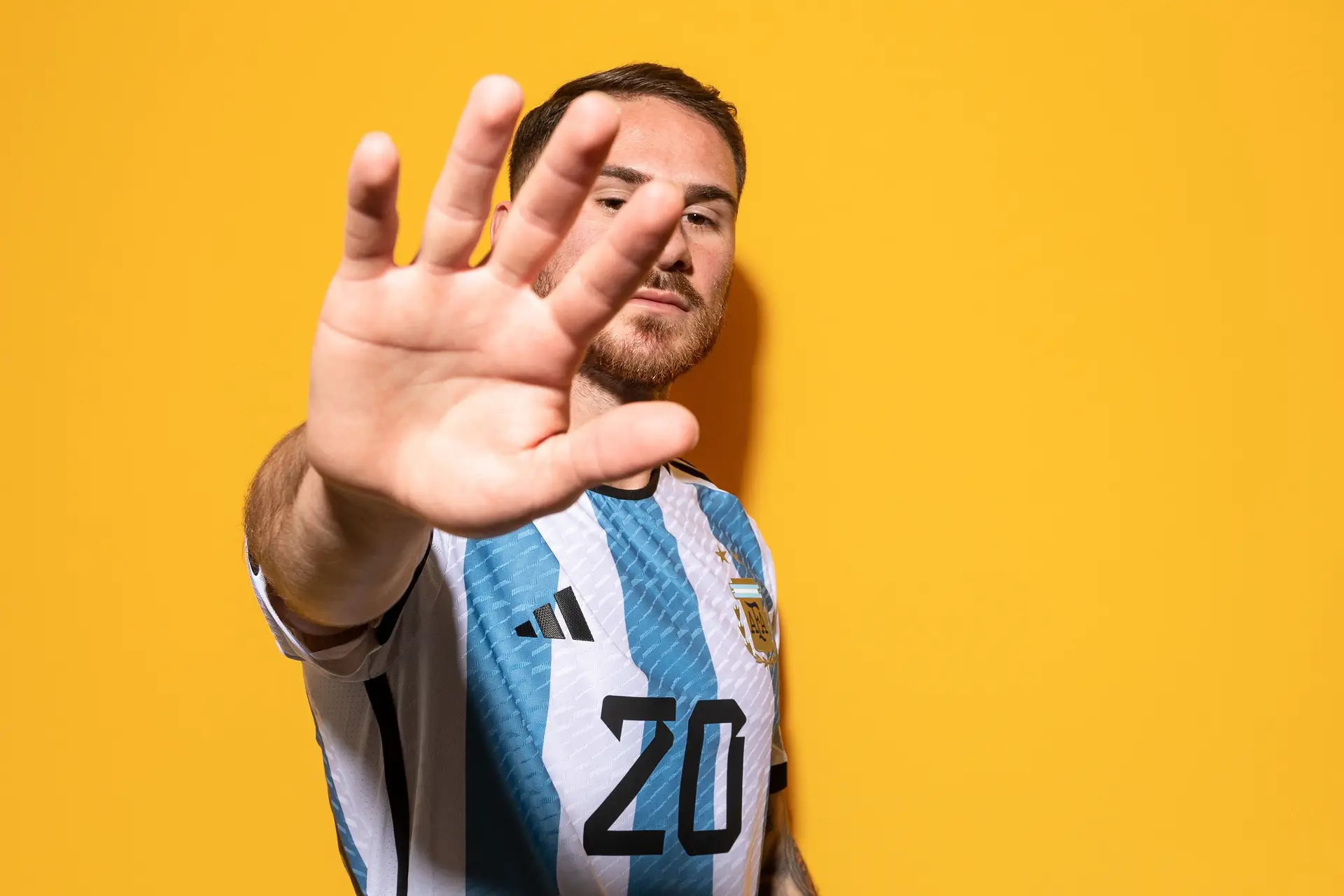 Um argentino chamado Mac Allister com um irmão Kevin, eis Alexis que anda com a “sorte” perto dele no relvado