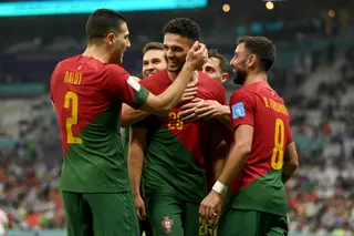 Rafael Leão de Portugal, comemora o seu gol com Raphael Guerreiro durante a  partida entre Portugal e Suíça, pelas oitavas de final da Copa do Mundo  FIFA Qatar 2022, no Estádio Lusail