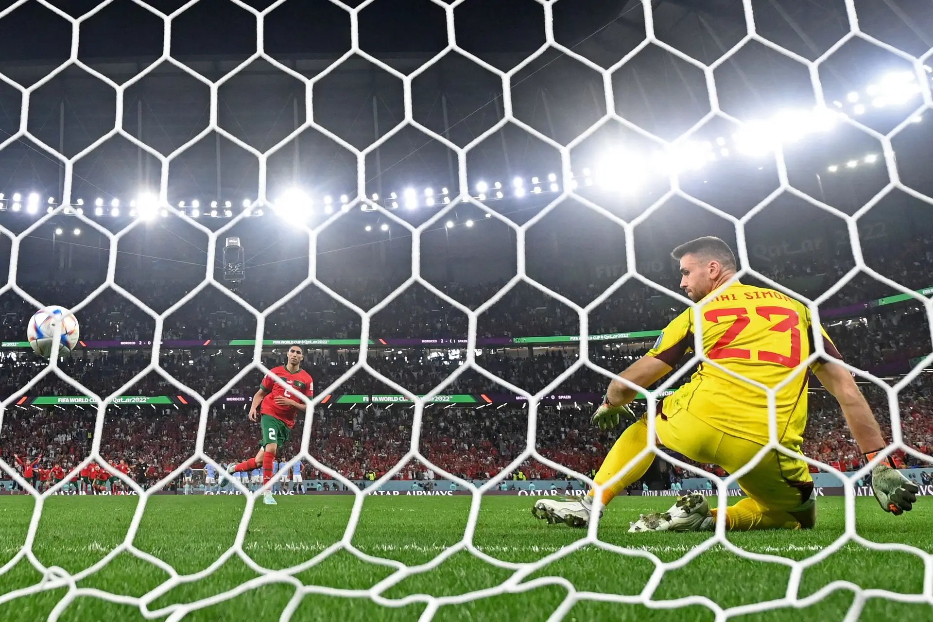 Os penáltis voltaram a ser o castigo máximo de Espanha: o Panenka de Hakimi, natural de Madrid, coloca Marrocos nos ‘quartos’