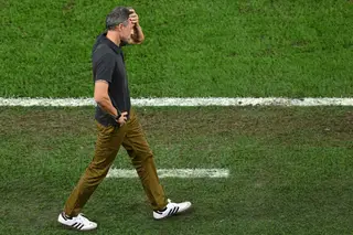 Um tigre desdentado dança com a irmã