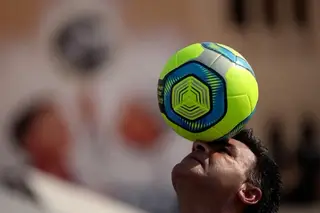 Há um brasileiro no Catar que quer passar 48 horas a dar toques numa bola e bater o recorde mundial