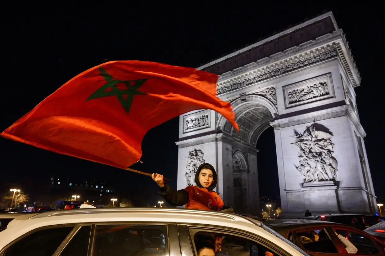 Enchento no Arco do Triunfo, em Paris