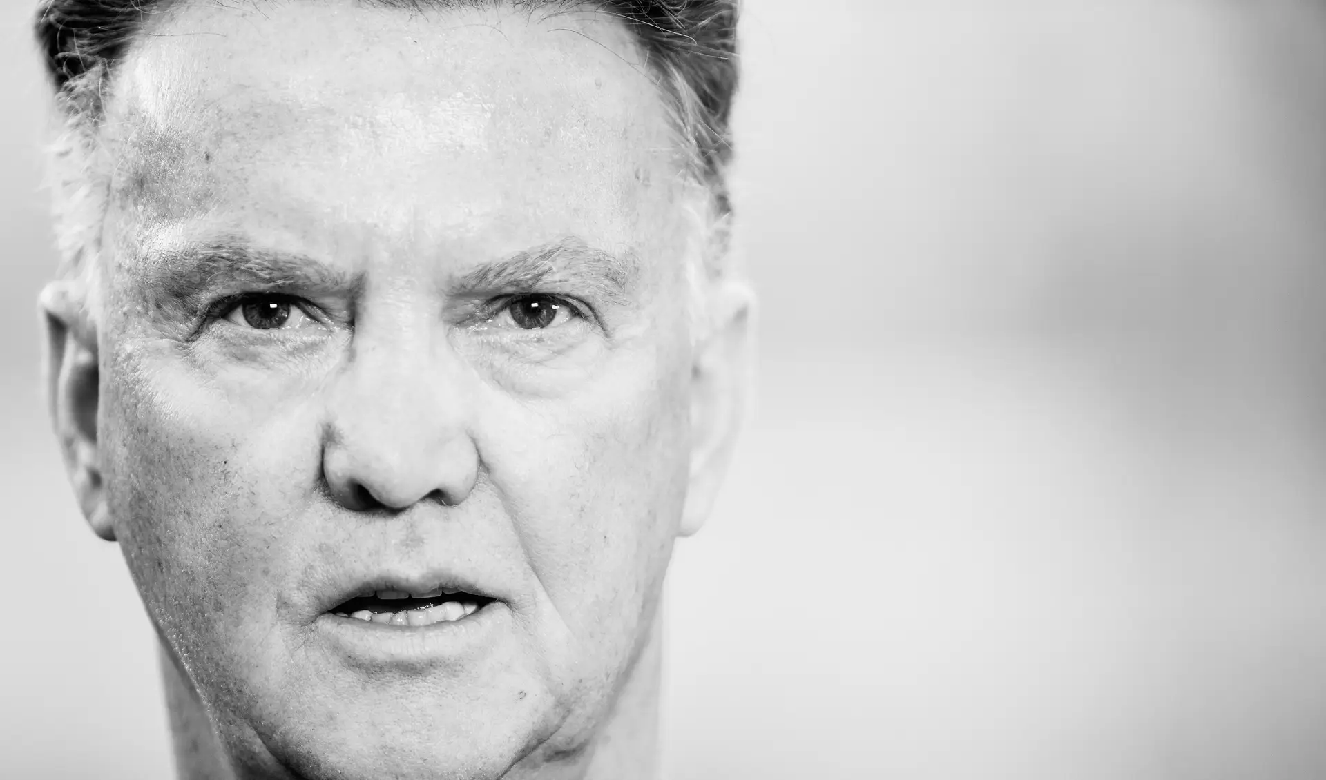 Decifrando Van Gaal, o homem que, lutando contra um cancro, trocou a reforma num “paraíso” no Algarve para “ser campeão do mundo”