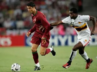 Contra Angola, em 2006, Ronaldo estreou-se em Mundiais. Portugal ganhou 1-0, golo de Pauleta