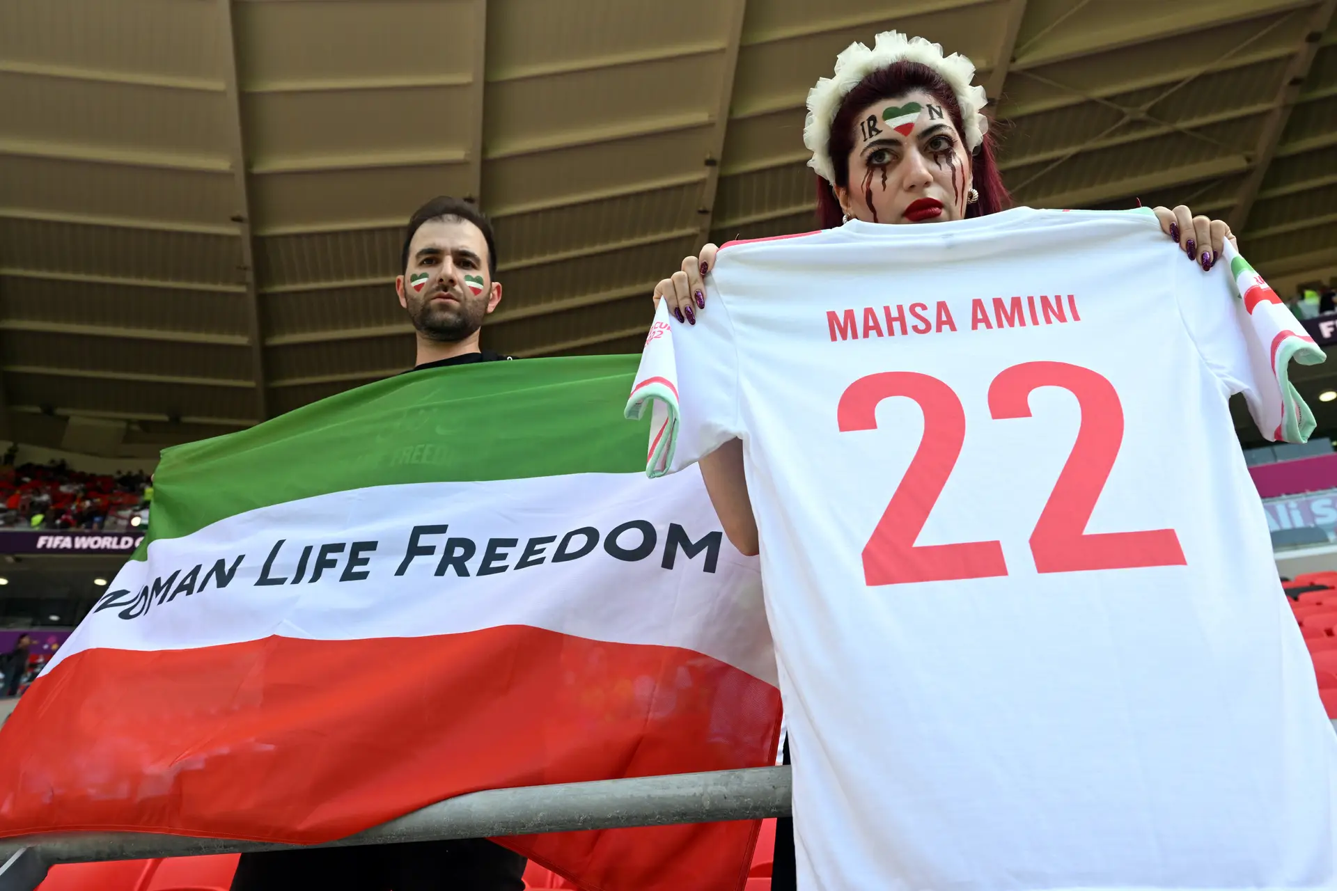 Mehran Samak saiu para celebrar a derrota do Irão no Mundial. Foi