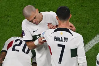 Pepe dando a braçadeira de capitão a Ronaldo quando o avançado entrou contra Marrocos