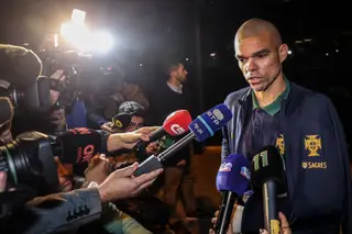 O avião da seleção nacional regressou a Lisboa com boa parte dos lugares vazios e sem taça, mas com Pepe a dar a cara por uma equipa que encantou e desiludiu e sobre a qual há muito por definir nos próximos dias. O Mundial que se joga já bem longe de Doha