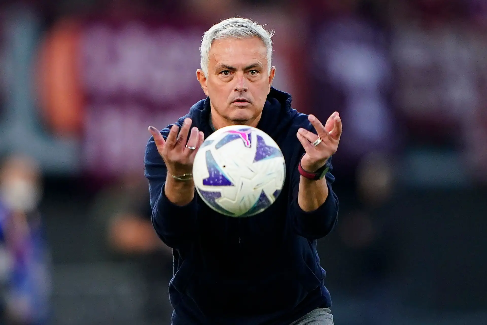Podia José Mourinho treinar um clube e a seleção em simultâneo? Podia, mas, em tempos, disse que tal seria “pouco ético”