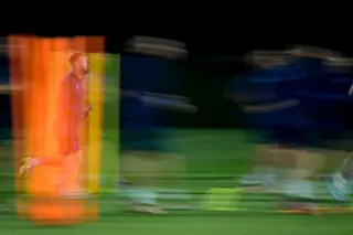 Aquele ali com efeito arrastado na imagem é Lionel Messi, feliz da vida a treinar-se para a meia-final de hoje. Também há várias fotos de Luka Modrić a correr atrás de croatas bem mais novos do que ele no treino. As lendas trintonas, melhores jogadores das suas equipas, estão prontas para a meia-final.