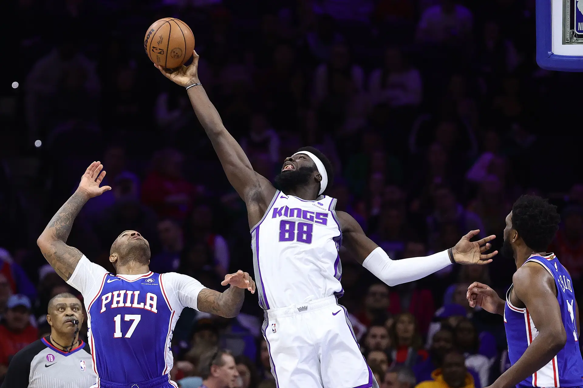 Neemias Queta jogou pela primeira vez na NBA esta temporada, na derrota dos Kings em Filadélfia