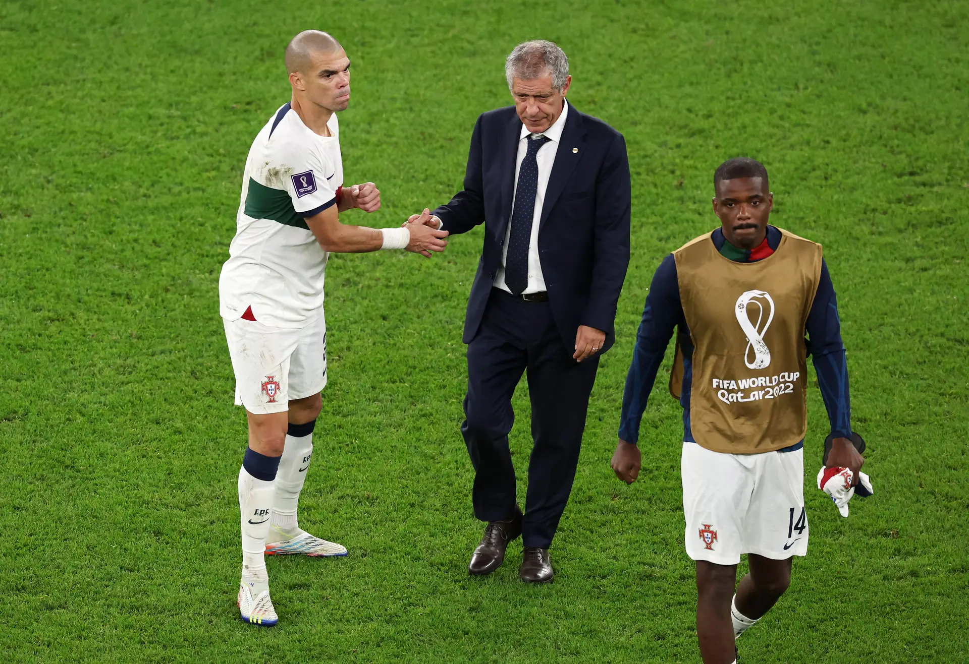 “Juntos escrevemos a página mais bonita do futebol português”: as reações de Pepe, William, Bernardo ou Quaresma à saída de Fernando Santos