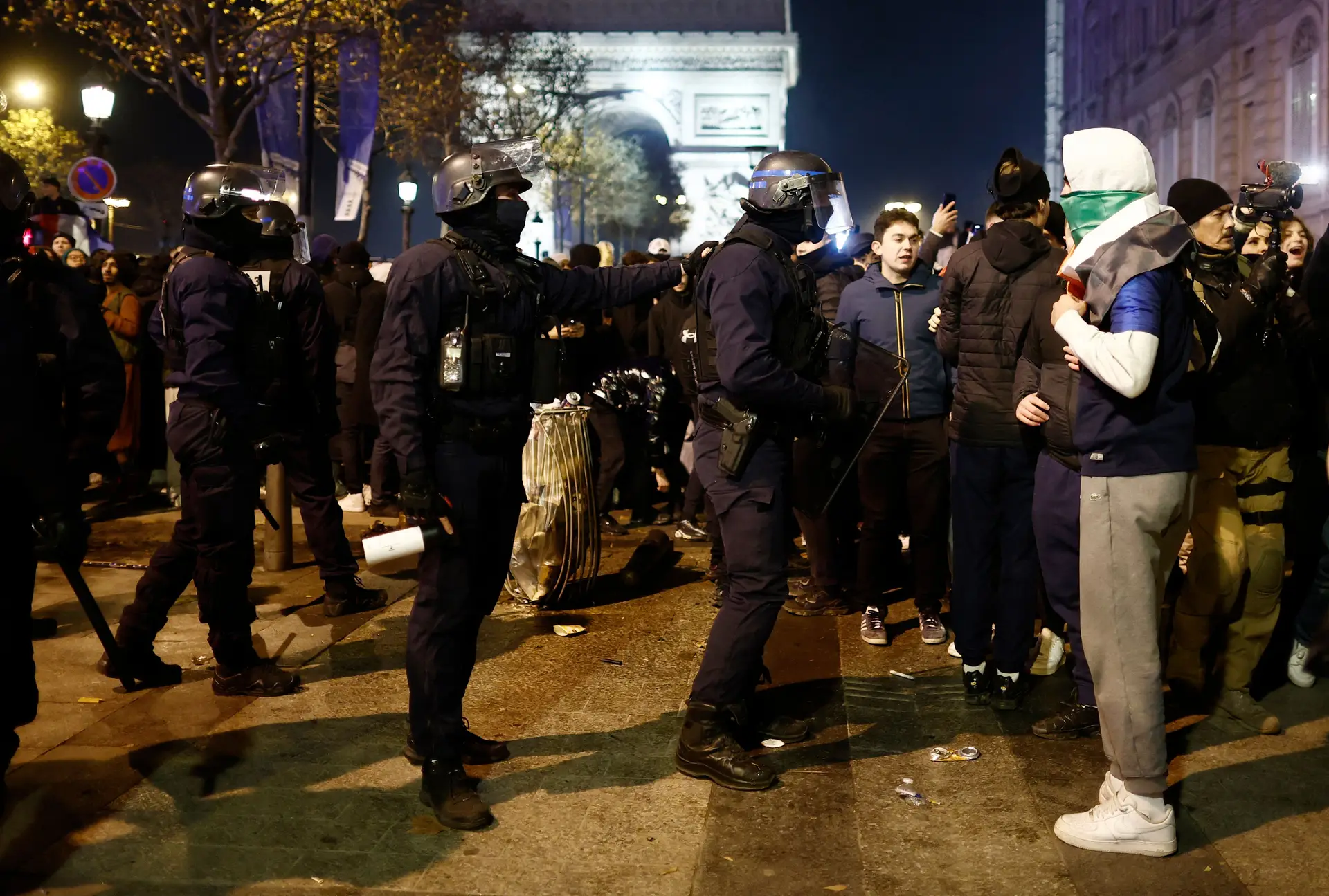 Distúrbios em França: jovem morre atropelado em Montpellier no final do França-Marrocos