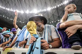 Argentina, a contradição do Mundial: o país da maior crise económica tem adeptos que “acreditam ser fanáticos”. Logo, agem em conformidade