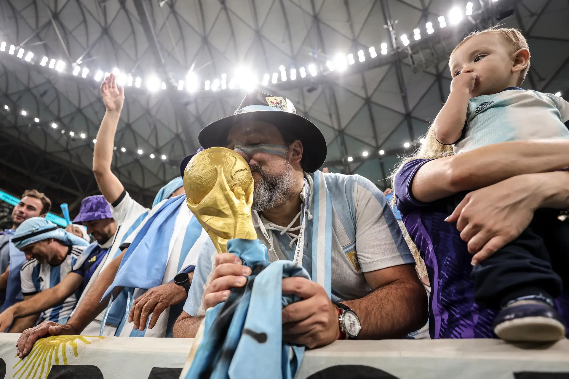 Argentina, a contradição do Mundial: o país da maior crise económica tem adeptos que “acreditam ser fanáticos”. Logo, agem em conformidade