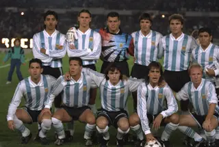 A Argentina antes de um dos jogos do play-off de 1993 contra a Austrália. Na ponta direita, em baixo, está Carlos Mac Allister, com Maradona de pé
