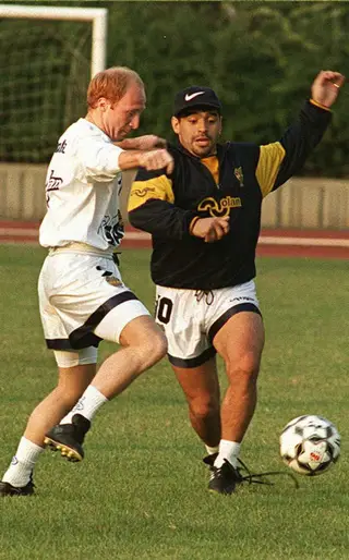 Carlos Mac Allister e Maradona num treino do Boca Juniors