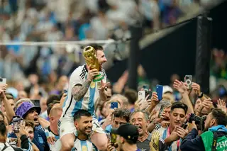 Ao grupo de 2014, que merecia aquela “maldita final”, e a Maradona, que “aplaudiu do céu”: Messi deixa agradecimentos numa carta especial